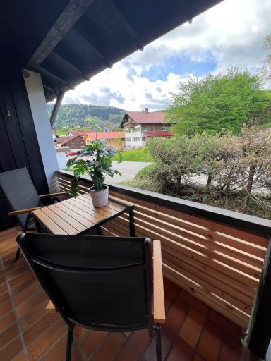 Überdachter Südbalkon mit Imbergblick