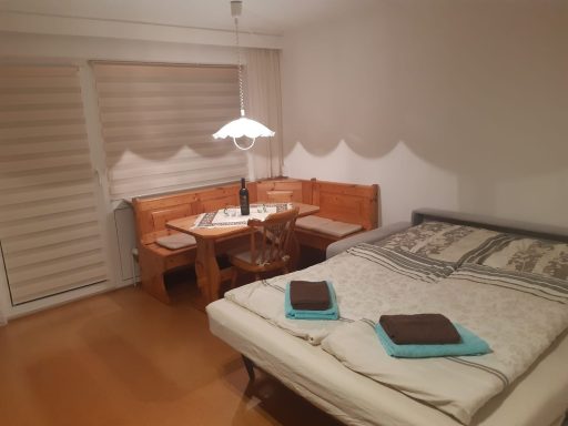 Schlafsofa und Essbereich