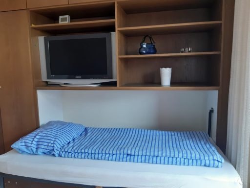Wohnwand mit Bett
